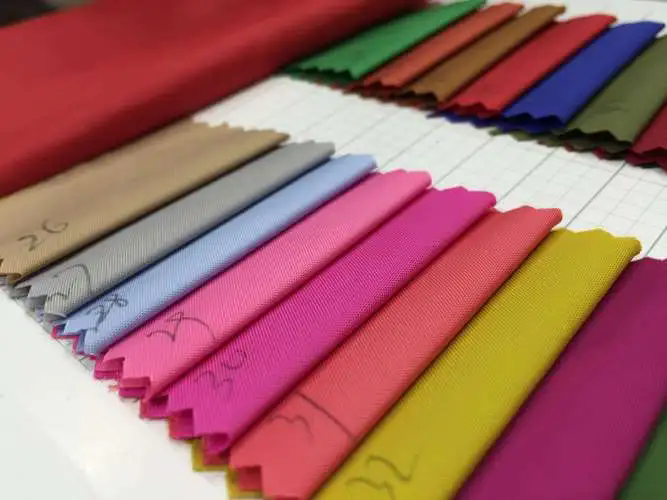 工作服批发时如何选择合适的面料