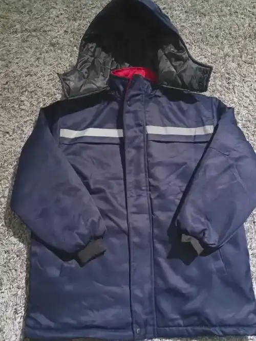 如何防止冬季棉服工作服出现褶皱？