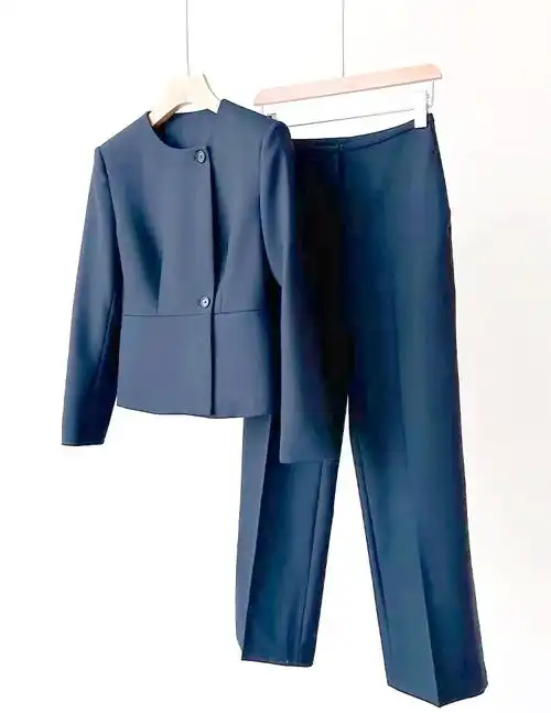 工作服定制完成后怎么穿搭更有气质