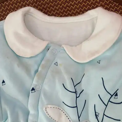 如何去除工作服上的果汁污渍？