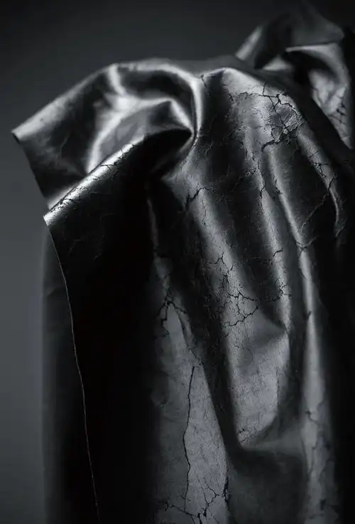 如何通过触摸质感判断环卫工作服的面料类型？	