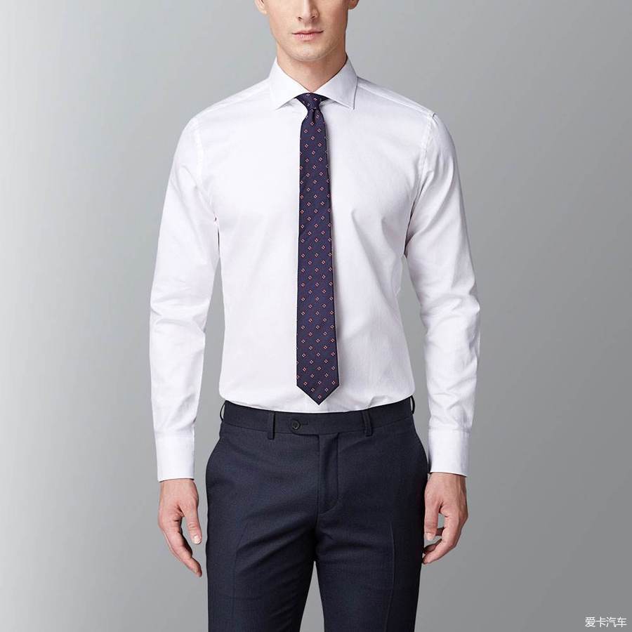 专业服装设计师分析成品西装和定制西装之间的